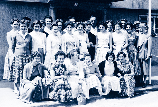 Altes schwarz-weiß Gruppenbild von ca. 30 Frauen
