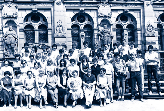 Altes schwarz-weiß Gruppenbild von ca. 40 Personen