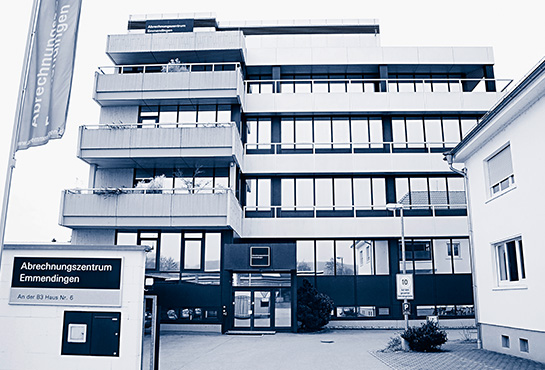 Schwarz-weiß Bild vom Gebäude des Abrechnungszentrum Emmendingen