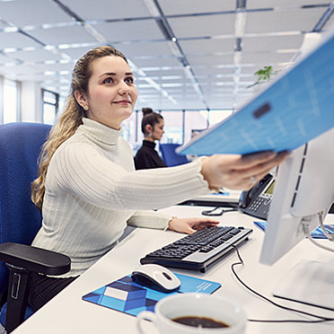 Frau, die eine Mappe weiter reicht