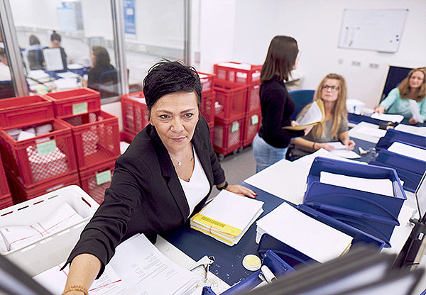 Vier Frauen in einem Versandzentrum