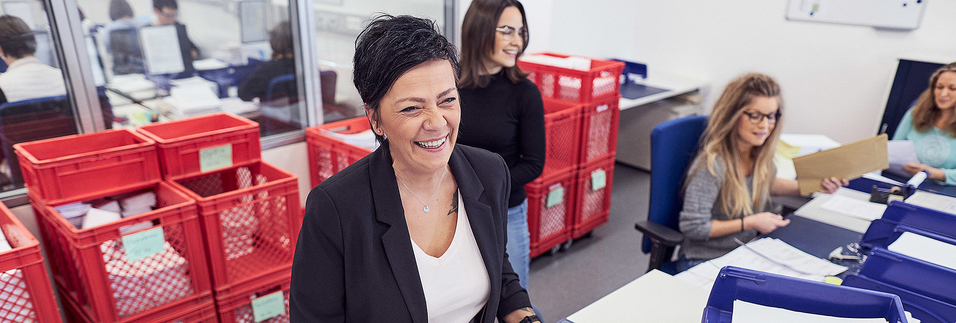 Mitarbeiterinnen in einem Versandzentrum