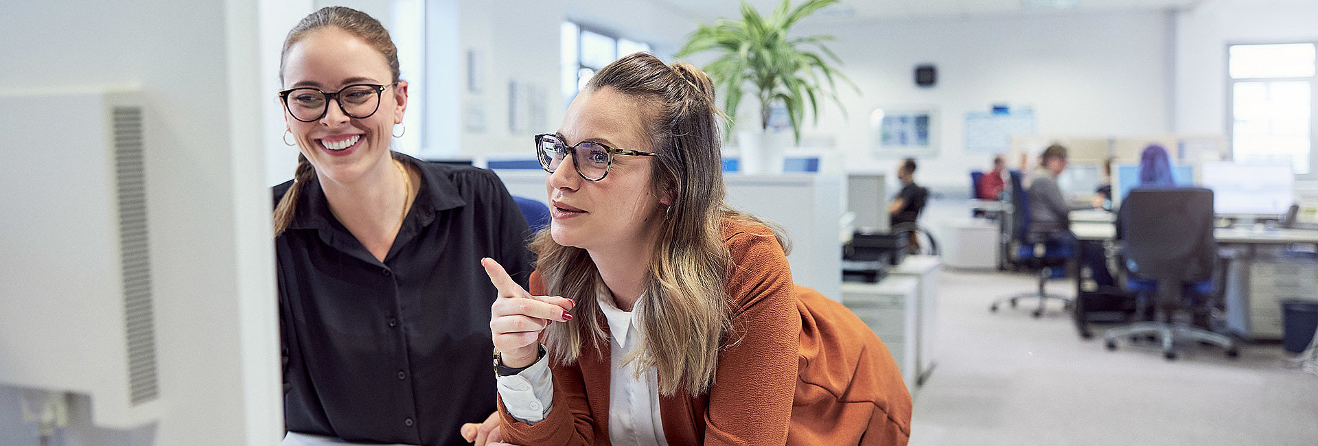 Zwei Frauen, die auf einen Bildschirm schauen