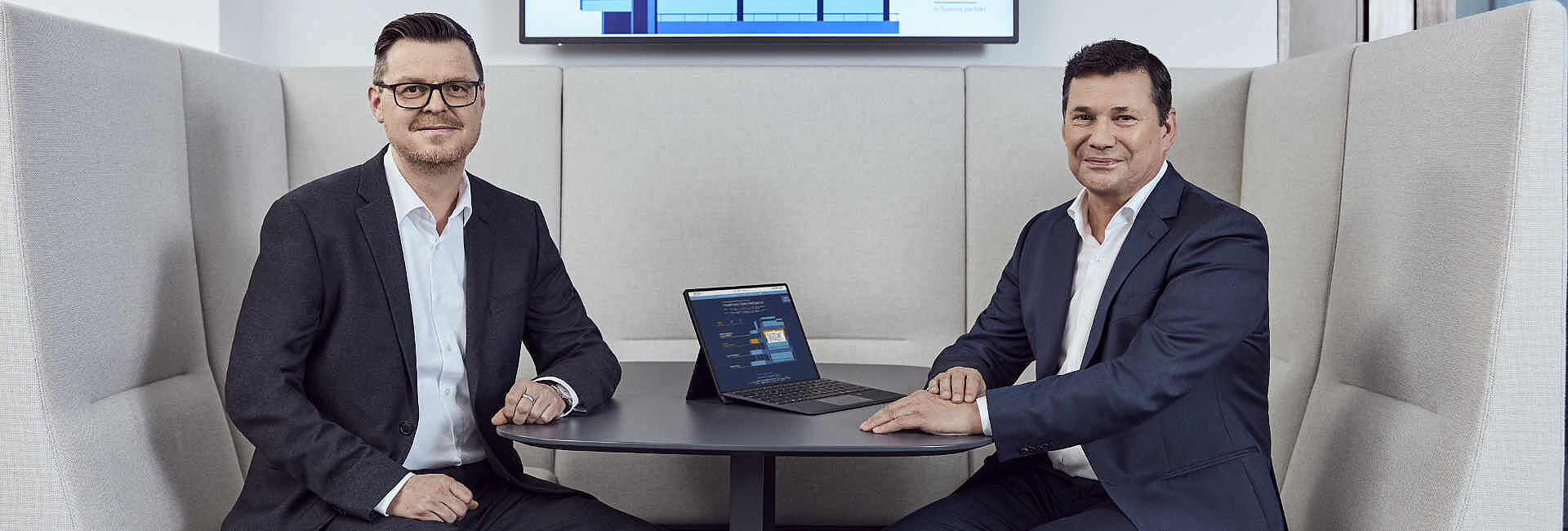 Michael Haefele und Tobias Dickreuter in einer Sitzecke