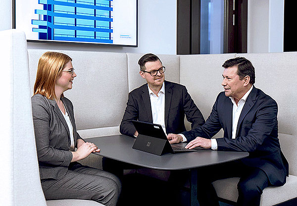 Michael Haefele und Tobias Dickreuter in einer Sitzecke